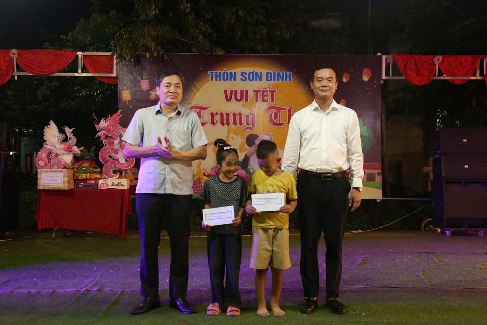 Lãnh đạo xã Đại Đình tặng quà cho các em thiếu nhi.