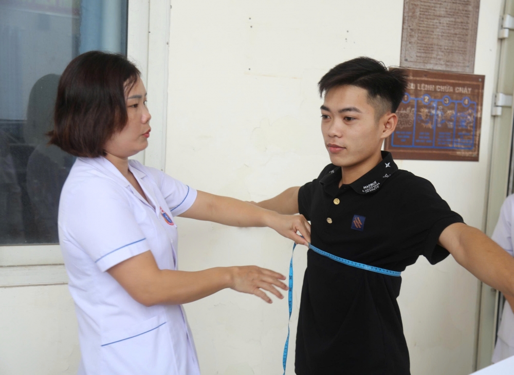 Kiểm tra các chỉ số sức khỏe.