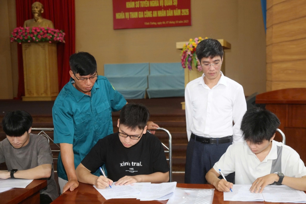 Chủ tịch UBND xã Vĩnh Tường Nguyễn Phương Nam, Chủ tịch Hội đồng nghĩa vụ quân sự xã  trực tiếp chỉ đạo công tác khám sơ tuyển