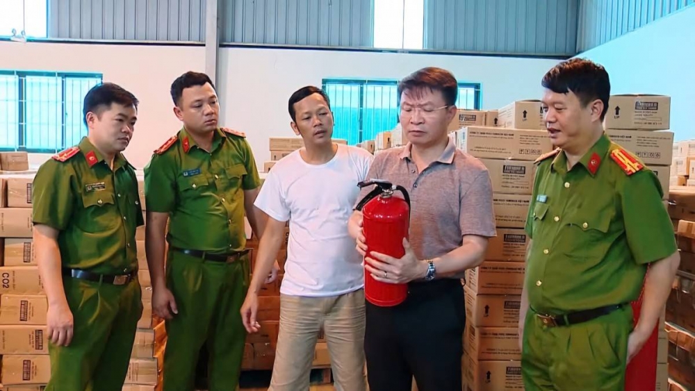 Thiếu tướng Nguyễn Minh Tuấn - Giám đốc Công an tỉnh Phú Thọ trực tiếp chỉ đạo kiểm tra tại kho hàng Công ty Tomoken Việt Nam.