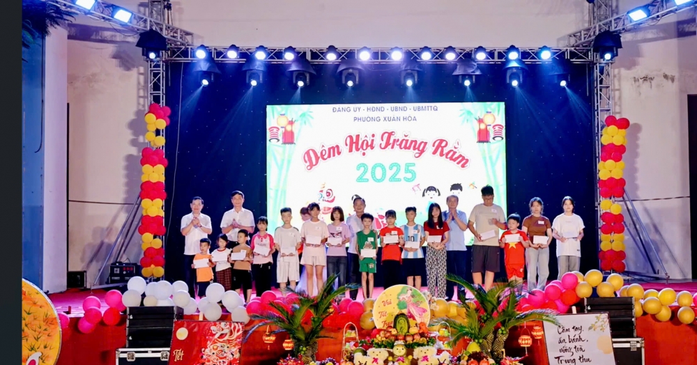 Thiếu nhi phường Xuân Hoà rộn vui đêm trăng rằm