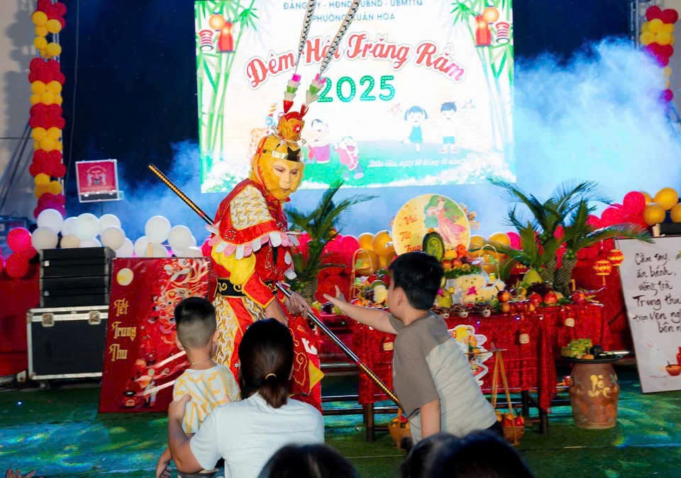 Thiếu nhi phường Xuân Hoà rộn vui đêm trăng rằm