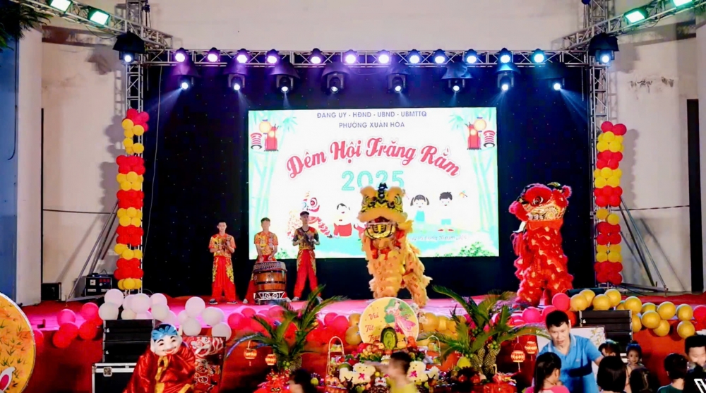 Thiếu nhi phường Xuân Hoà rộn vui đêm trăng rằm