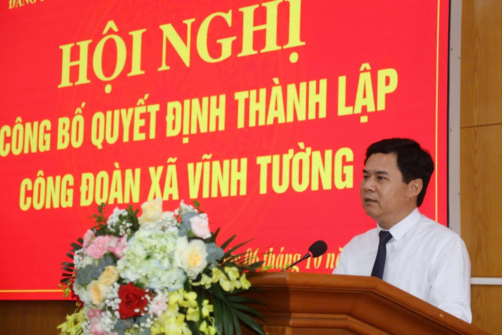 Đồng chí Hà Văn Quyết, Tỉnh ủy viên, Bí thư Đảng ủy, Chủ tịch HĐND xã Vĩnh Tường phát biểu tại hội nghị.