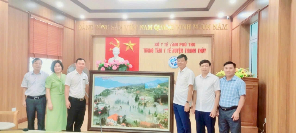 TTYT khu vực Bình Xuyên đã trao tặng TTYT khu vực Thanh Thủy bức tranh lưu niệm