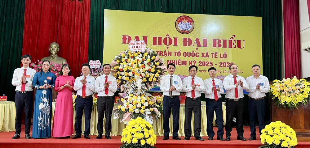 Bí thư Đảng ủy xã Tề Lỗ Lê Anh Tân và các đồng chí lãnh đạo Đảng ủy, HĐND, UBND xã Tề Lỗ tặng hoa chúc mừng Đại hội. Bí thư Đảng ủy xã Tề Lỗ Lê Anh Tân và các đồng chí lãnh đạo Đảng ủy, HĐND, UBND xã Tề Lỗ tặng hoa chúc mừng Đại hội.