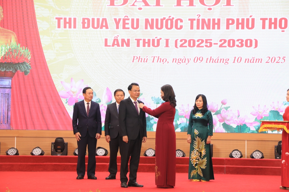 Đồng chí Phó Chủ tịch nước Võ Thị Ánh Xuân trao Huân chương Lao động hạng Nhấ c Đồng chí Phó Chủ tịch nước Võ Thị Ánh Xuân trao Huân chương Lao động hạng Nhấ c