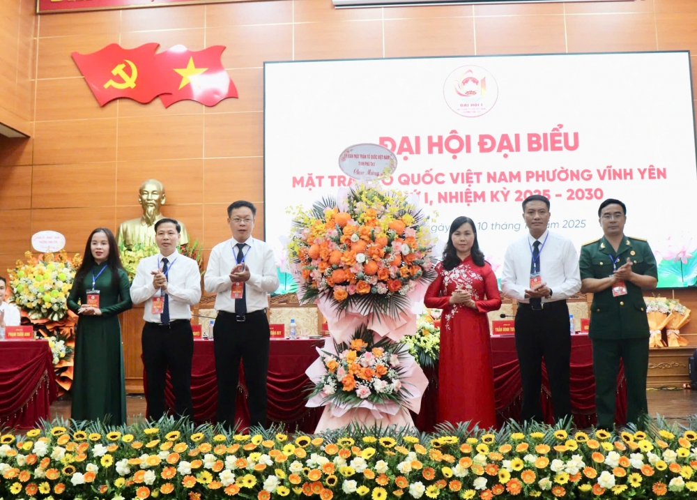 Đồng chí Bùi Thị Thu Hằng - Ủy viên BTV Tỉnh ủy, Phó Chủ tịch Ủy ban MTTQ Việt Nam tỉnh Phú Thọ tặng hoa chúc mừng Đại hội.