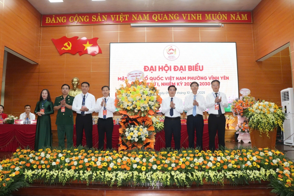 Lãnh đạo Đảng ủy, HĐND, UBND phường Vĩnh Yên tặng hoa chúc mừng Đại hội.