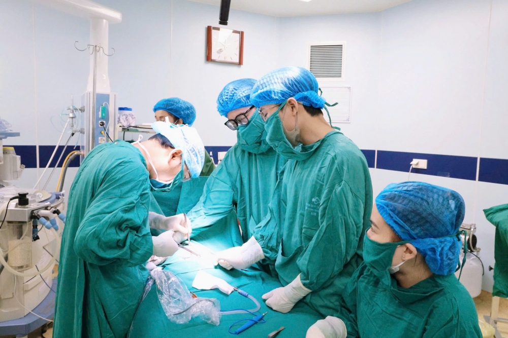 Ê-kíp bác sĩ Khoa Ngoại nhi tổng hợp thực hiện phẫu thuật cho bệnh nhi