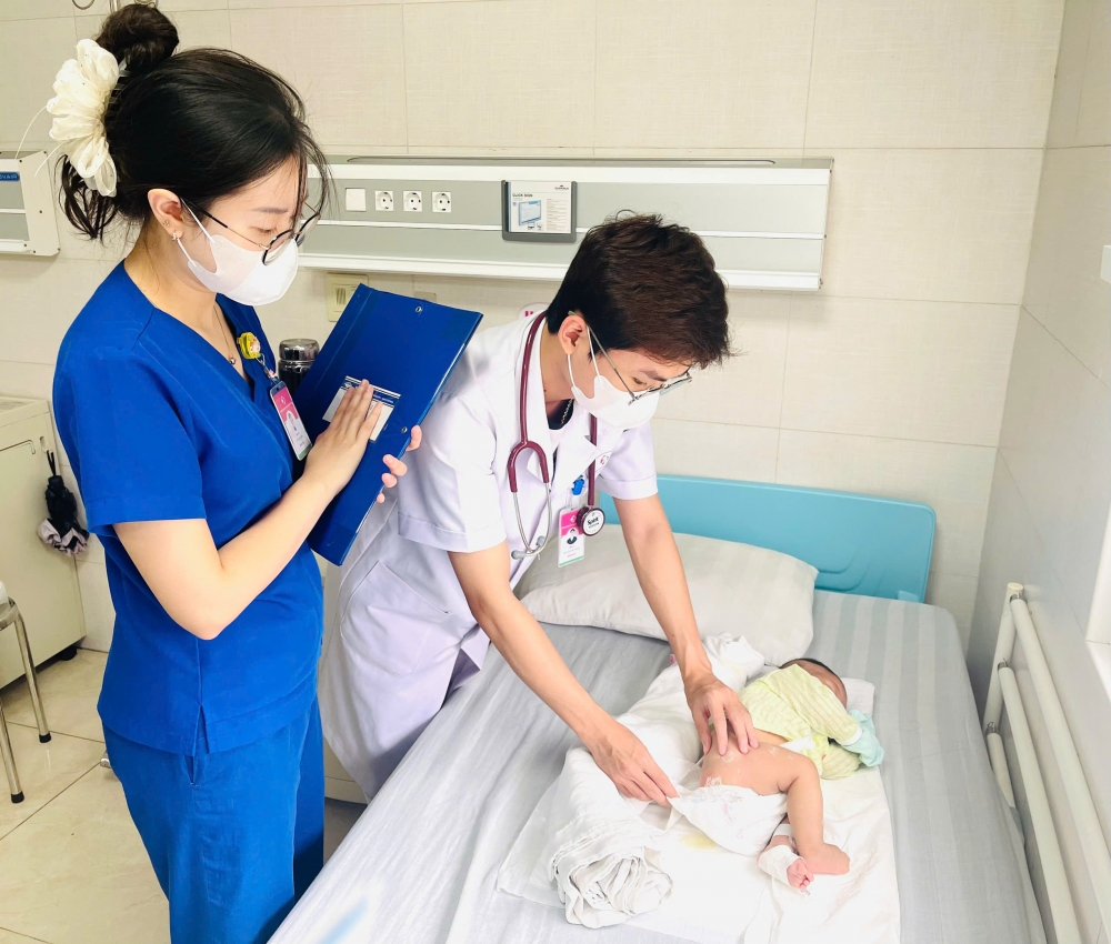 Các bác sĩ thăm khám khi tình trạng sức khỏe bệnh nhi ổn định