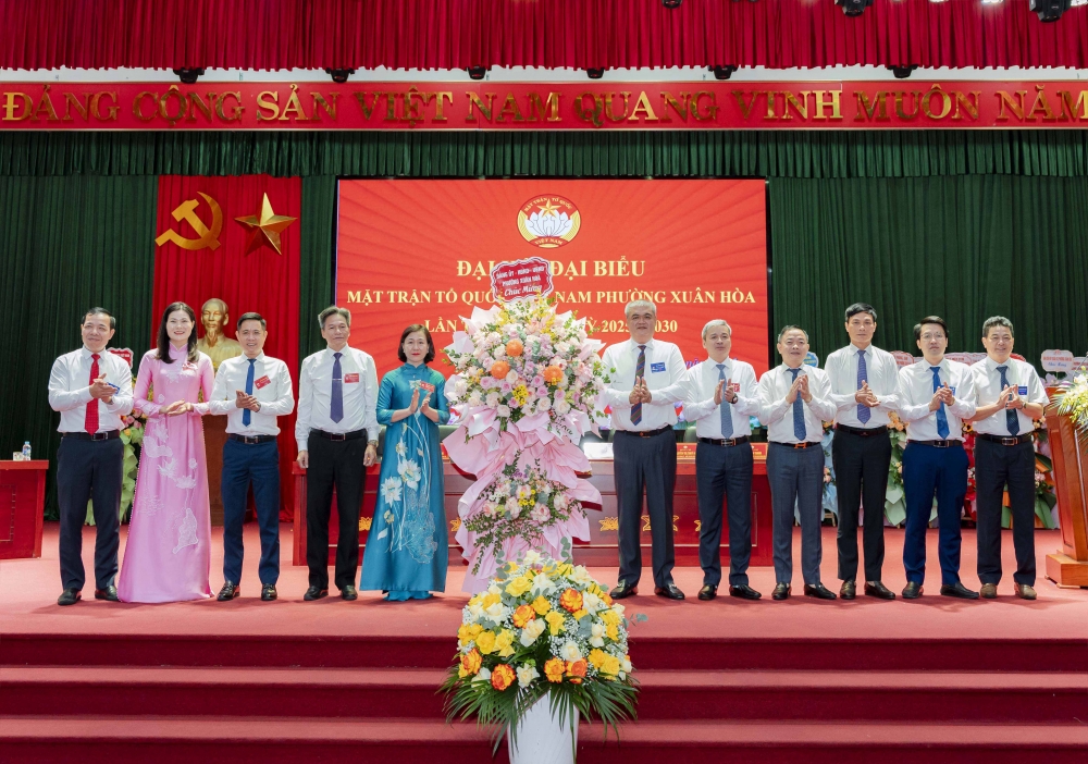 Phó Chủ tịch MTTQ Việt Nam tỉnh Phú Thọ Bùi Thị Thu Hằng tặng hoa chúc mừng đại hội Phó Chủ tịch MTTQ Việt Nam tỉnh Phú Thọ Bùi Thị Thu Hằng tặng hoa chúc mừng đại hội