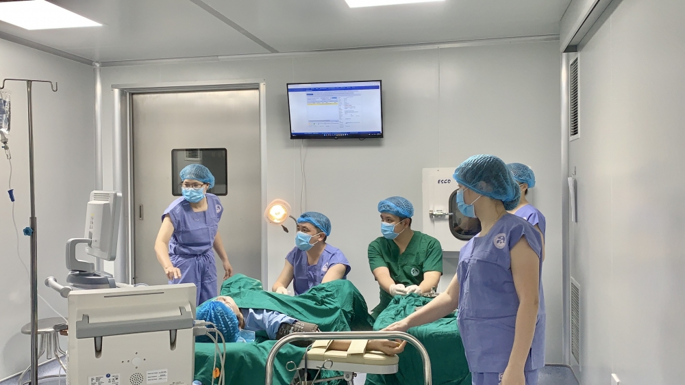 Các y, bác sĩ thực hiện thủ thuật chọc hút trứng để làm IVF. Các y, bác sĩ thực hiện thủ thuật chọc hút trứng để làm IVF.