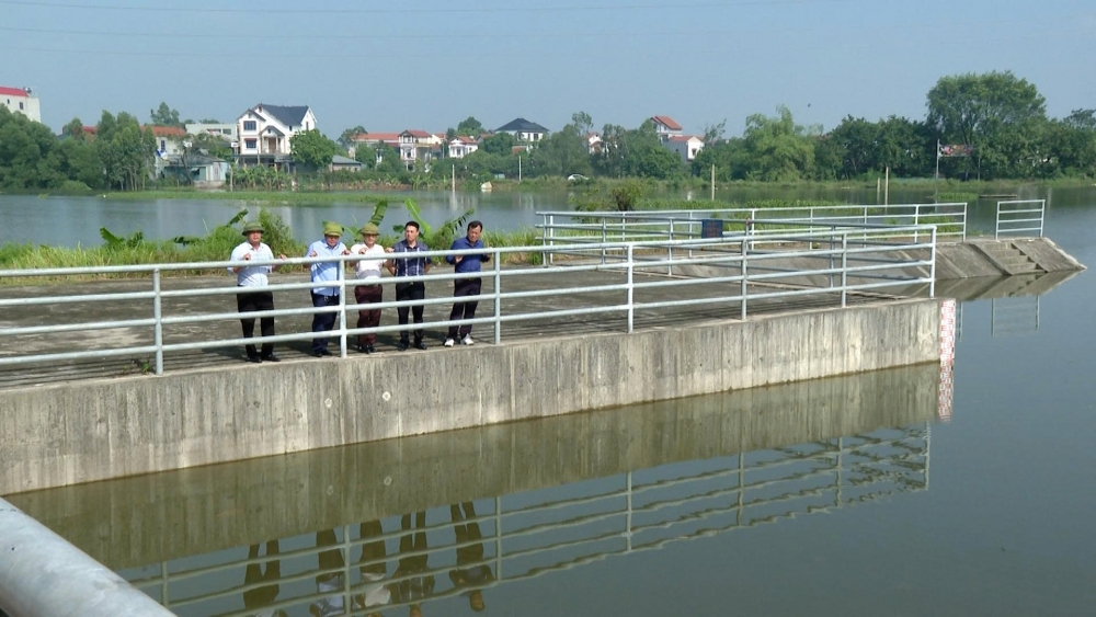 Lãnh đạo Chi cục Thủy lợi và Tài nguyên nước tỉnh Phú Thọ, Công ty TNHH MTV Thủy lợi Tam Đảo kiểm tra việc vận hành hệ thống điều tiết nước.