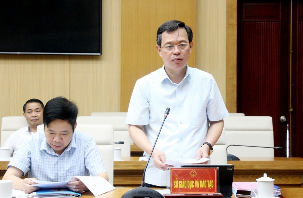 Giám đốc Sở Giáo dục và Đào tạo Trịnh Thế Truyền báo cáo khái quát nội dung các nghị quyết tại hội nghị Giám đốc Sở Giáo dục và Đào tạo Trịnh Thế Truyền báo cáo khái quát nội dung các nghị quyết tại hội nghị