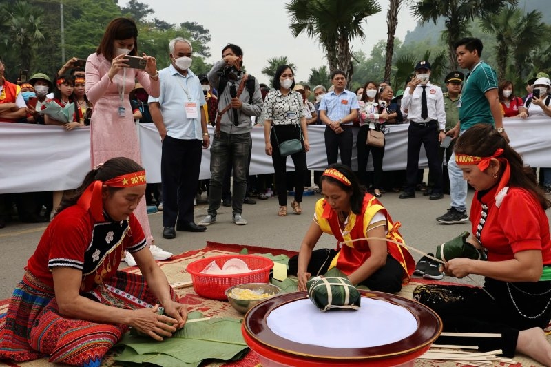 Các nghệ nhận tham gia cuộc thi gói bánh chưng, bánh giầy trong khuôn khổ Lễ Giỗ Tổ Hùng Vương và Tuần Văn hoá - Du lịch Đất Tổ