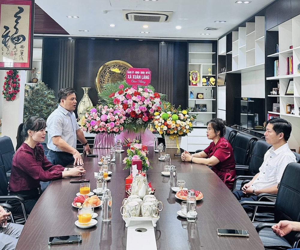 đồng chí Phan Mạnh Hà, Phó Bí thư Thường trực Đảng ủy xã làm Trưởng đoàn cũng đã đến thăm, chúc mừng Công ty cổ phần Ong Tam Đảo.