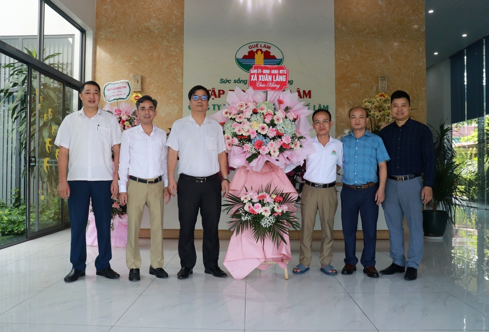  đồng chí Nguyễn Hữu Mạnh, Phó Chủ tịch UBND xã Xuân Lãng