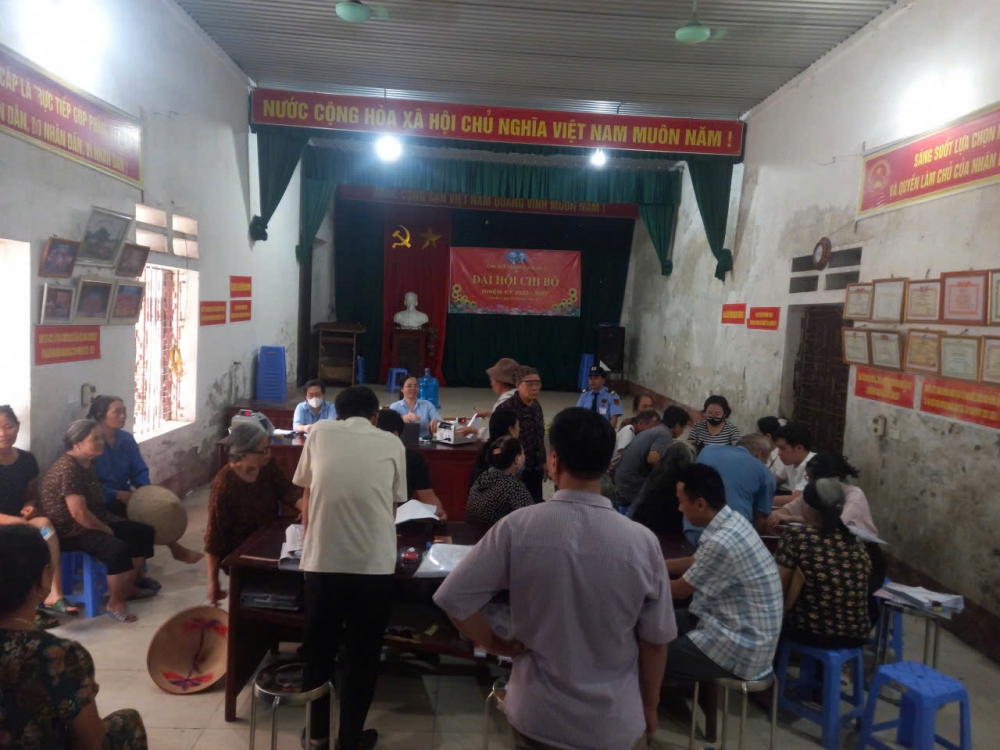 Đông đảo người dân đến nhận tiền