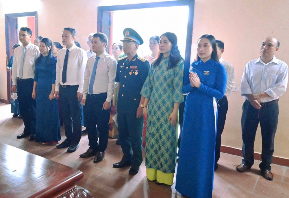 Ủy ban MTTQ phường Vĩnh Phúc dâng hương tưởng niệm các Anh hùng liệt sĩ