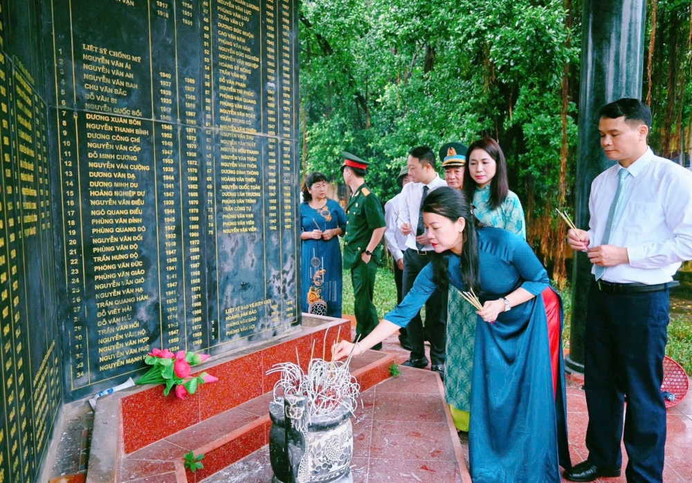 Ủy ban MTTQ phường Vĩnh Phúc dâng hương tưởng niệm các Anh hùng liệt sĩ