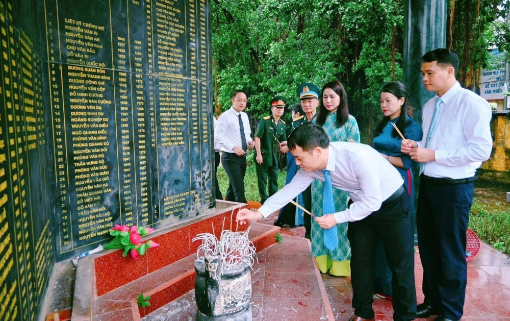 Ủy ban MTTQ phường Vĩnh Phúc dâng hương tưởng niệm các Anh hùng liệt sĩ