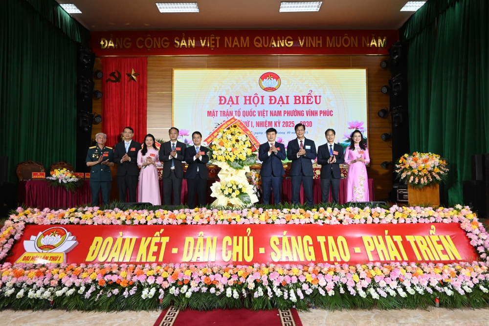 Đồng chí Nguyễn Trung Hải, Tỉnh ủy viên, Bí thư Đảng ủy phường Vĩnh Phúc và các đồng chí lãnh đạo phường tặng hoa chúc mừng Đại hội.