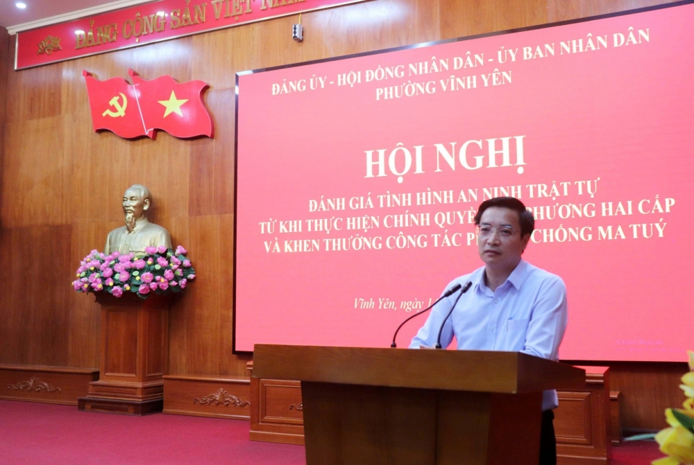 Đồng chí Nguyễn Văn Huyến, Tỉnh ủy viên, Bí thư Đảng ủy phường phát biểu tại hội nghị.