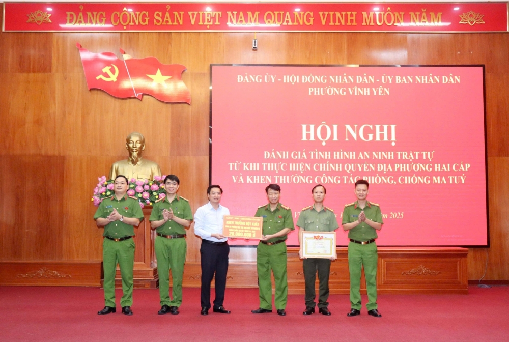 Đồng chí Nguyễn Văn Huyến, Tỉnh ủy viên, Bí thư Đảng ủy phường trao thưởng đột xuất cho Công an phường có thành tích đặc biệt xuất sắc trong công tác phòng chống tội phạm ma tuý trên địa bàn