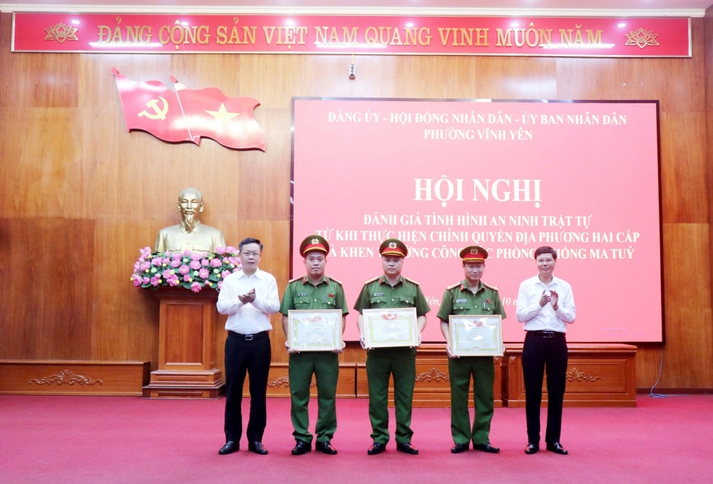 Đồng chí Trần Ngọc Hải, Phó Bí thư Thường trực Đảng uỷ; đồng chí Trần Tuấn Anh, Phó Bí thư Đảng uỷ, Chủ tịch UBND phường trao giấy khen cho 03 cá nhân có thành tích xuất sắc trong công tác phòng chống tội phạm ma tuý trên địa bàn