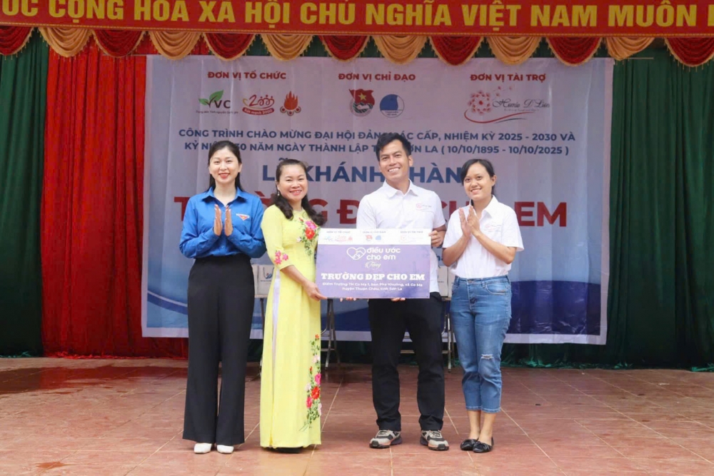 Đồng chí Cầm Thị Huyền Trang, Bí thư tỉnh đoàn Sơn La tham gia chương trình lễ bàn giao Trường đẹp cho em