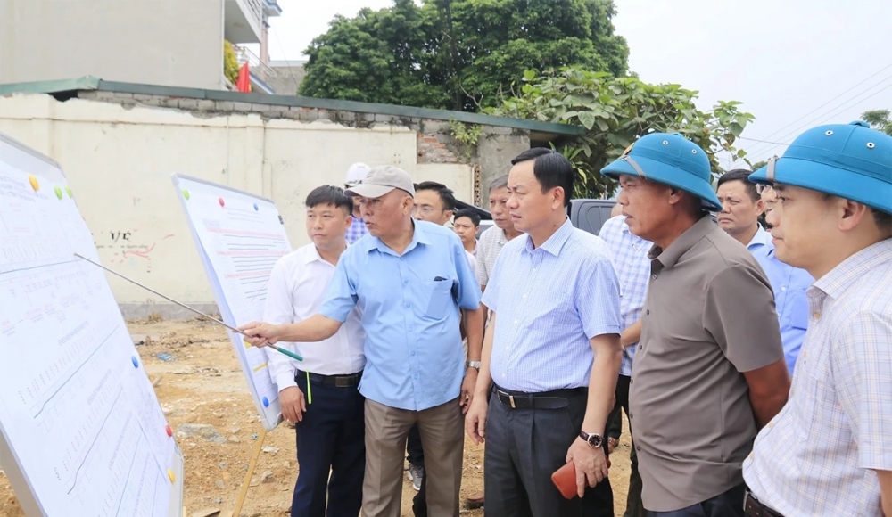 Đồng chí Quách Tất Liêm – TUV, Phó Chủ tịch UBND tỉnh kiểm tra dự án Đường liên kết vùng tại km30, phường Kỳ Sơn