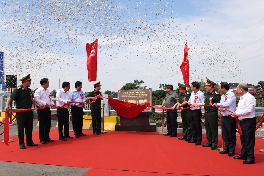 Thủ tướng Chính phủ Phạm Minh Chính, Đại tướng Phan Văn Giang cùng các lãnh đạo, đại biểu thực hiện nghi thức gắn biển cầu Phong Châu.