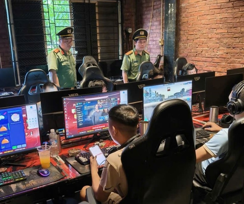 Công an xã Tam Dương kiểm tra hoạt động các cơ sở kinh doanh dịch vụ Internet.