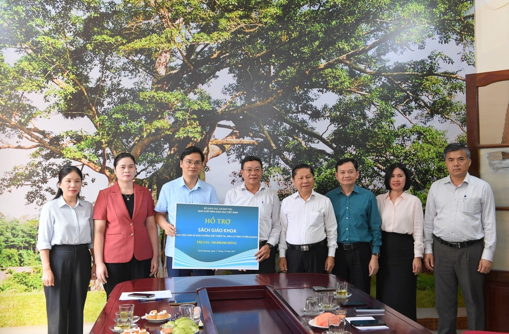 Nhà xuất bản Giáo dục Việt Nam hỗ trợ sách giáo khoa cho học sinh bị ảnh hưởng của thiên tai, bão lũ trên địa bàn tỉnh trị giá 100 triệu đồng.