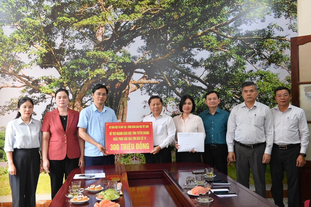 Thứ trưởng Bộ Giáo dục và Đào tạo Lê Tấn Dũng trao hỗ trợ của Bộ Giáo dục và Đào tạo, Công đoàn Giáo dục Việt Nam hỗ trợ ngành Giáo dục tỉnh Tuyên Quang khắc phục thiệt hại do cơn bão số 10 gây ra