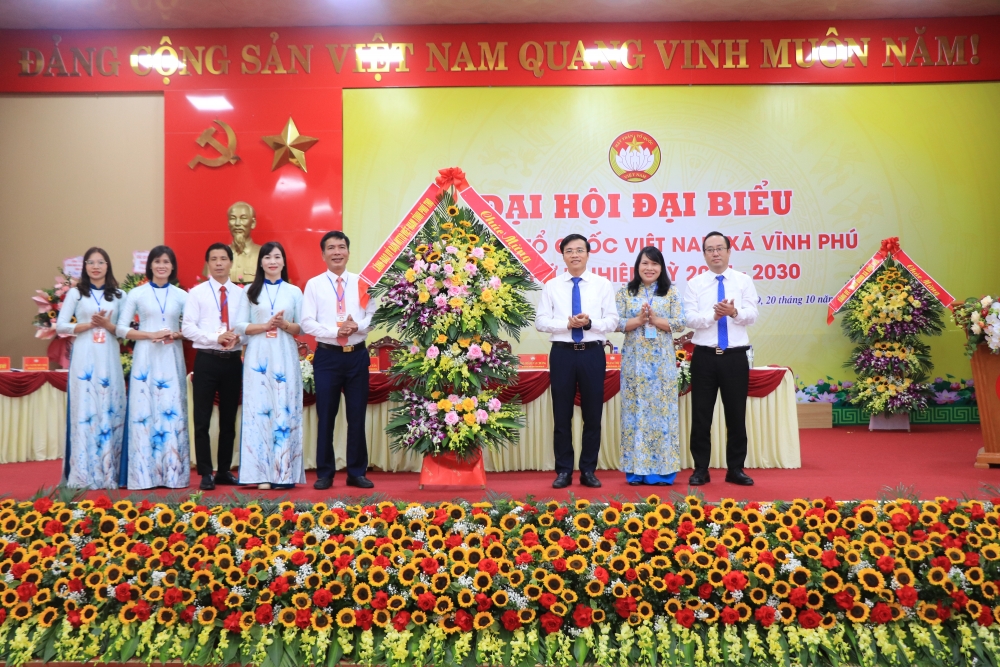 Đồng chí Nguyễn Trung Kiên, Phó Bí thư tỉnh Đoàn Phú Thọ tỉnh tặng hoa chúc mừng đại hội