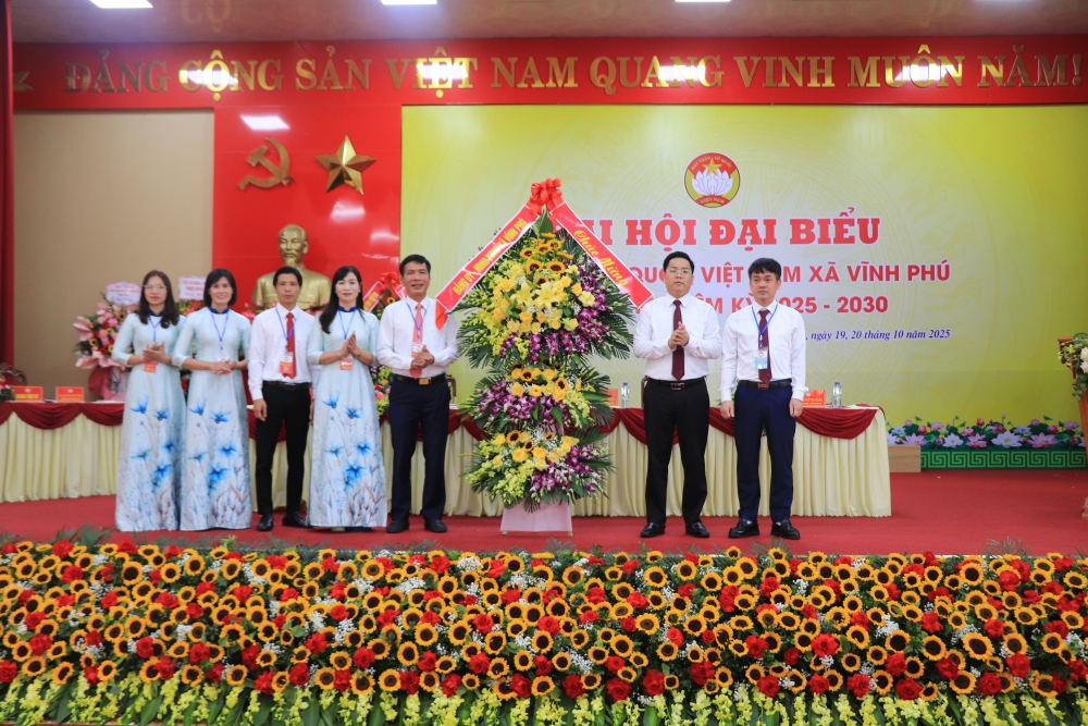 Lãnh đạo xã Vinh Phú tặng hoa chúc mừng Đại hội