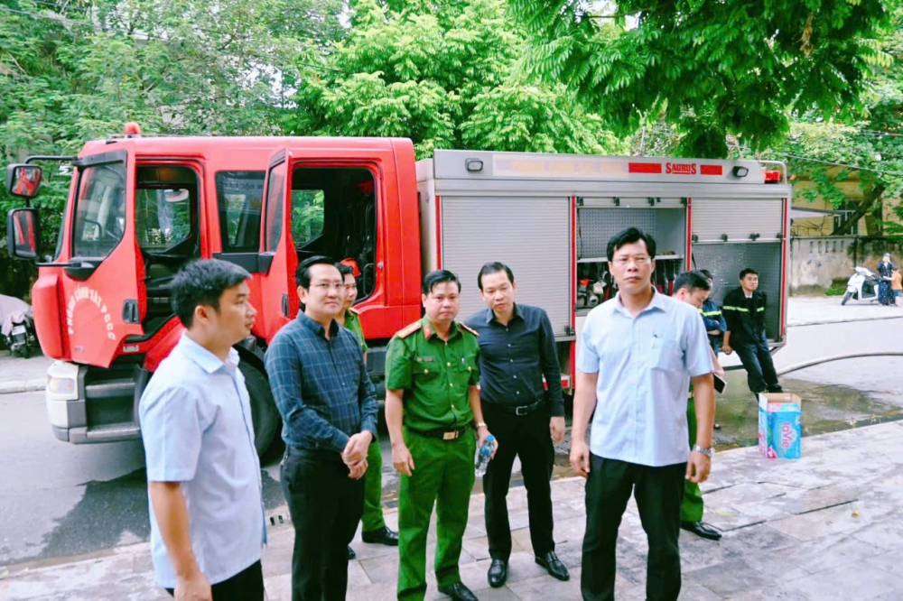 Lãnh đạo phường Vĩnh Phúc thăm hỏi, động viên giáo viên Lớp Mầm non Độc Lập sau vụ cháy Lãnh đạo phường Vĩnh Phúc thăm hỏi, động viên giáo viên Lớp Mầm non Độc Lập sau vụ cháy