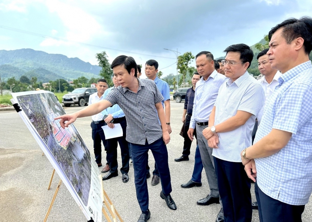 Phó Chủ tịch UBND tỉnh Vũ Việt Văn nghe chủ đầu tư báo cáo, đề xuất một số nội dung nhằm tháo gỡ khó khăn trong triển khai thực hiện Dự án Khu đô thị Thống Nhất