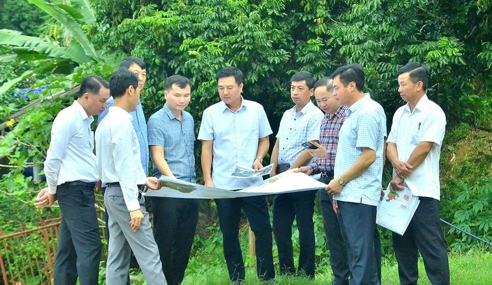 Phó Chủ tịch UBND tỉnh Vũ Việt Văn và Đoàn công tác nghe báo cáo công tác quy hoạch dự án trên địa bàn phường Kỳ Sơn