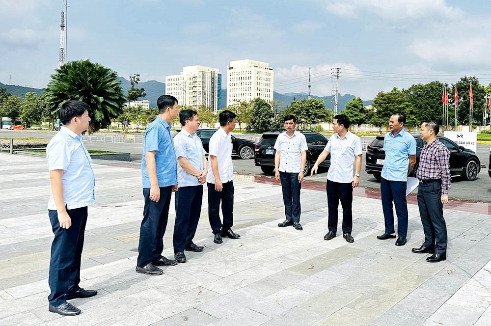 Phó Chủ tịch UBND tỉnh Vũ Việt Văn và Đoàn công tác khảo sát địa điểm thực hiện một số dự án nhà ở tại địa bàn phường Hòa Bình