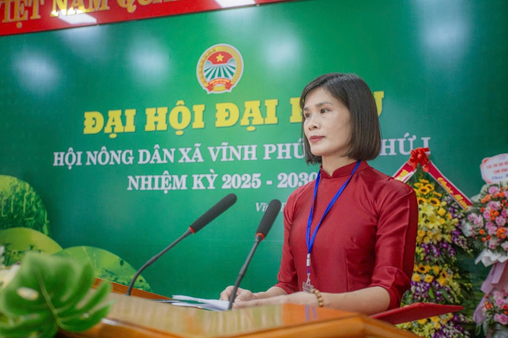 Đồng chí Đàm Thị Thu Hằng, Chủ tịch Hội Nông dân xã Vĩnh Phú trình bày báo cáo chính trị.