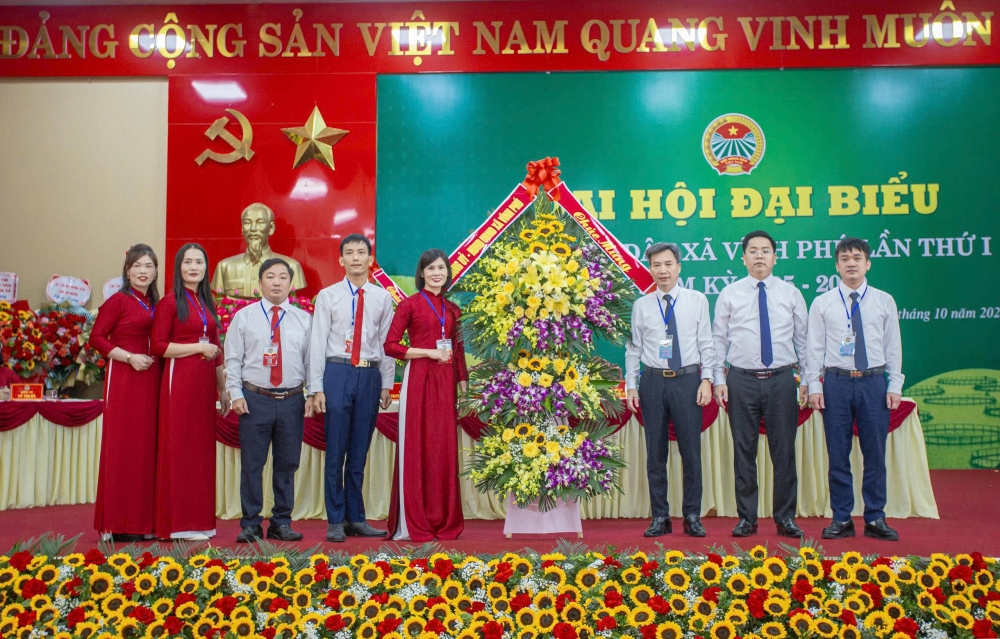 Lãnh đạo xã Vĩnh Phú tặng hoa chúc mừng Đại hội.