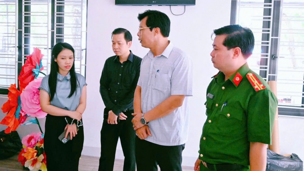 Lãnh đạo phường Vĩnh Phúc thăm hỏi, động viên giáo viên Lớp Mầm non Độc Lập sau vụ cháy