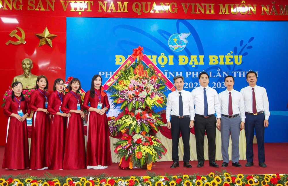 Lãnh đạo xã Vĩnh Phú tặng hoa chúc mừng Đại hội.