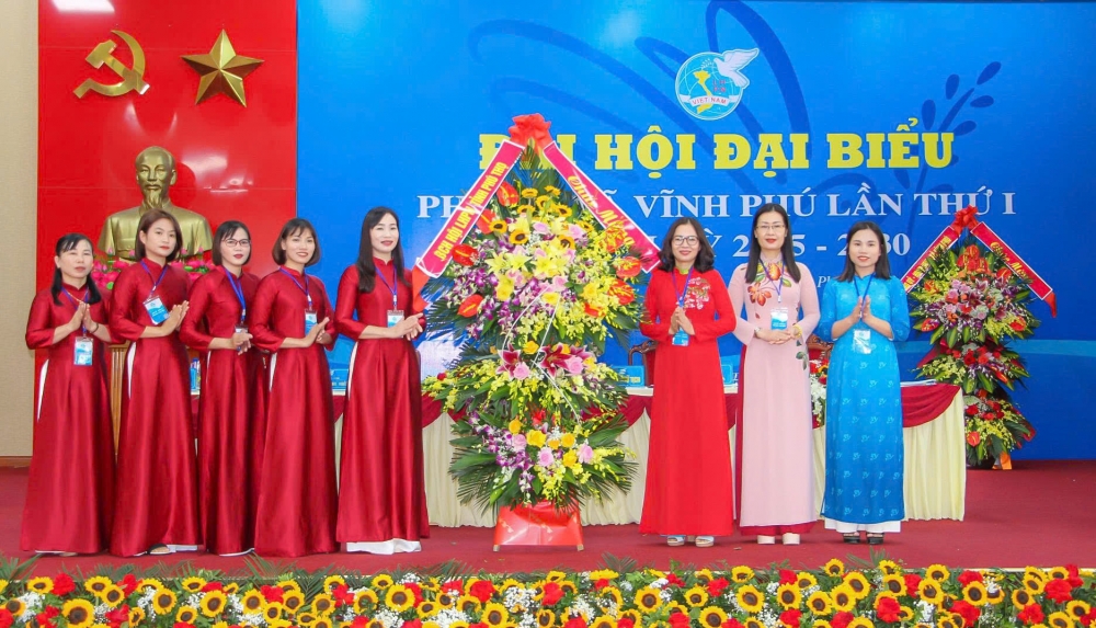 Lãnh đạo Hội LHPN tỉnh Phú Thọ tặng hoa chúc mừng Đại hội.