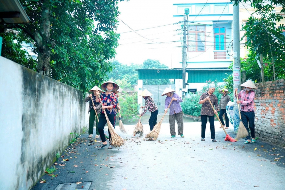 Hội viên Chi hội phụ nữ tổ dân phố Vèo, phường Vĩnh Phúc thường xuyên tổ chức vệ sinh môi trường các tuyến đường văn minh tự quản, góp phần xây dựng cảnh quan môi trường khu dân cư sáng, xanh, sạch, đẹp.