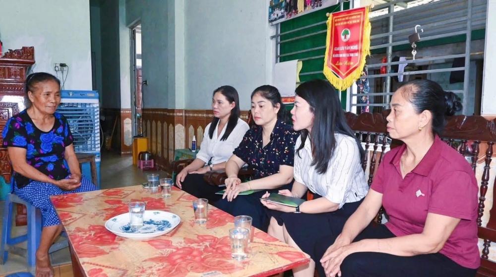 Hội Phụ nữ phường Vĩnh Phúc thăm hỏi, động viên gia đình chính sách, người có công trên địa bàn phường nhân kỷ niệm Ngày Thương binh - Liệt sĩ 27/7.