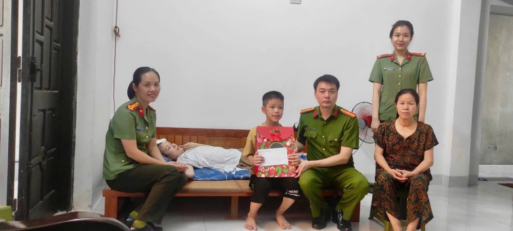 Chi hội phụ nữ Công an phường Vĩnh Phúc thăm hỏi, động viên trẻ em có hoàn cảnh khó khăn trên địa bàn.